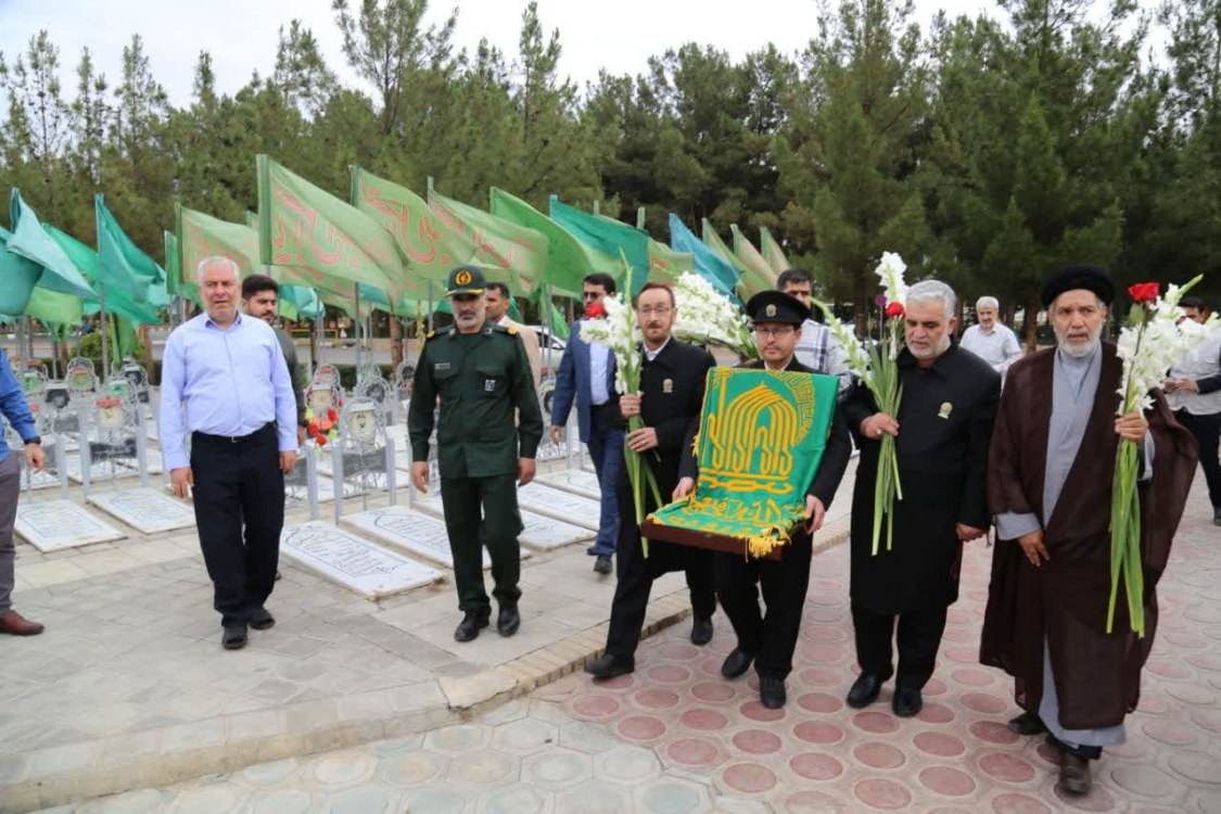 حضور کاروان زیر سایه خورشید آستان قدس رضوی در آرامستان بهشت معصومه(س) قم